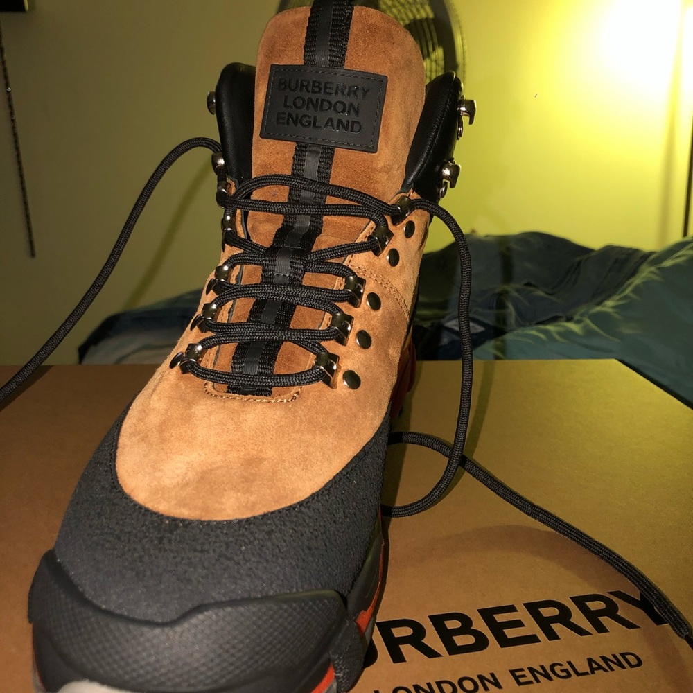 Burberry shoe - Picture 3 of 5
